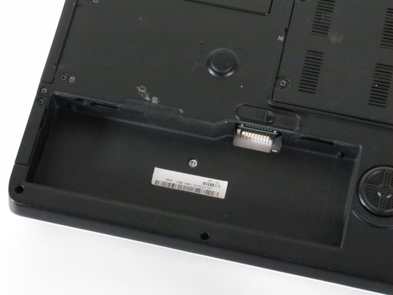 Stap 1 Batterij Zorg ervoor dat de computer is uitgeschakeld en niet is aangesloten op externe voedingsbron. Zet hem ondersteboven en zoek de batterij vrijlating switch.