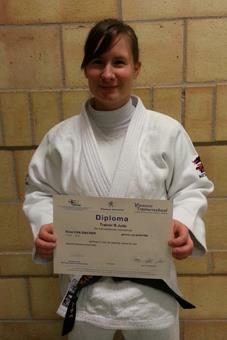 Svea behaald diploma Trainer-B judo Na het algemene gedeelte, volgde Svea ook het specifieke gedeelte om het diploma te behalen. Zoals gewoonlijk ging de cursus door op de Federatie te Zele.
