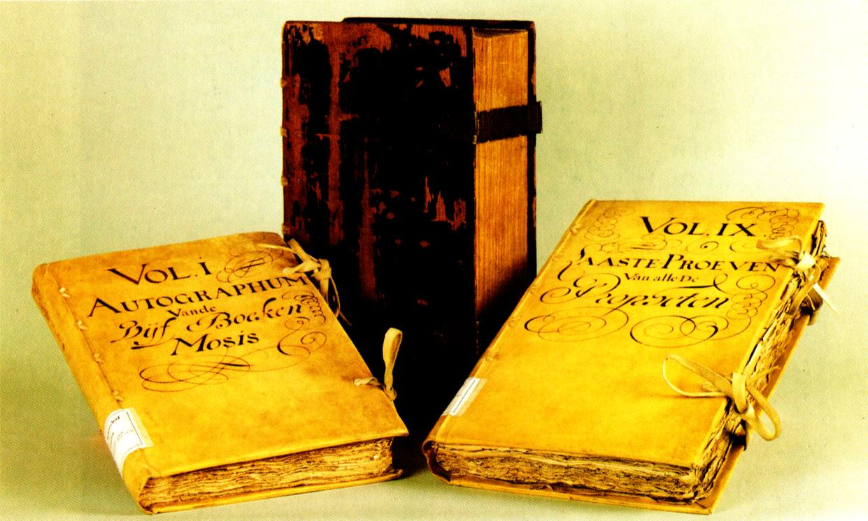7 De Bijbel in paarsfluwelen ban, die op 17 september 1637 werd overhandigd aan de Staten Generaal.