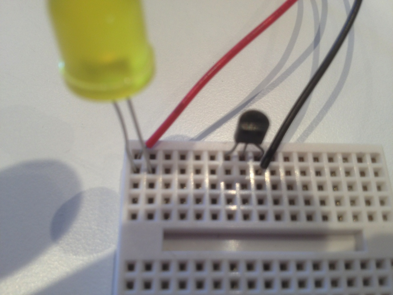 Stap 3 Emitter van de transistor (-) Rij 1 (+) Voeg de stroomkabels toe Rood gaat in