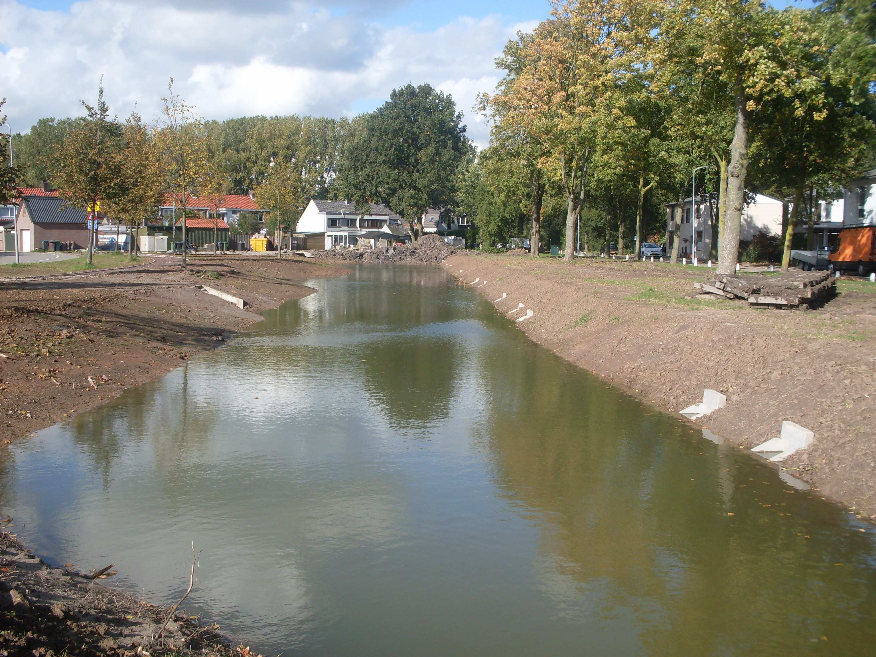 Vergroting en natuurlijker maken van de waterplas en ijsbaan in Westroijen, zodat er meer ruimte voor water (en schaatsen) is.