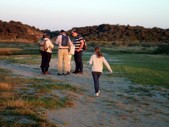 Wat is er zoal op het strand te vinden? Katie vraagt aan eenieder om wat te zoeken.