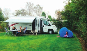 Camping De moderne en schone sanitairgebouwen zijn standaard voorzien van toiletten, douches, wastafels, afwasplaatsen en een chemisch toilet.