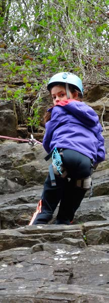 16 klimschool jeugd Binnen de jeugklimschool kunnen jongeren vanaf 12 jaar op een enthousiaste en veilige manier kennismaken met de klimsport.