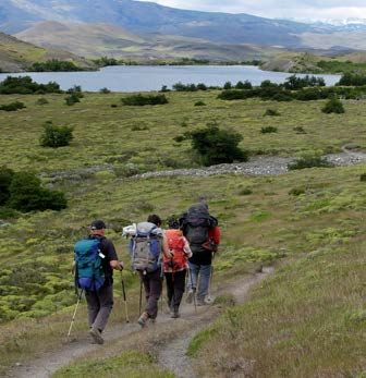 54 van de Cerro Trono Blanco (2197 m). Ondanks de bewolking is het zicht meer dan de moeite waard. Wij keren terug naar Campamento Italiano, waar Josianne en Marga op ons wachten.