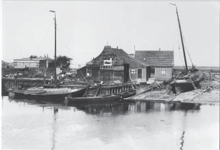De helling van De Wijn in Oudeschild. In de zestiger jaren moest de oude scheepswerf wijken voor havenuitbreiding.