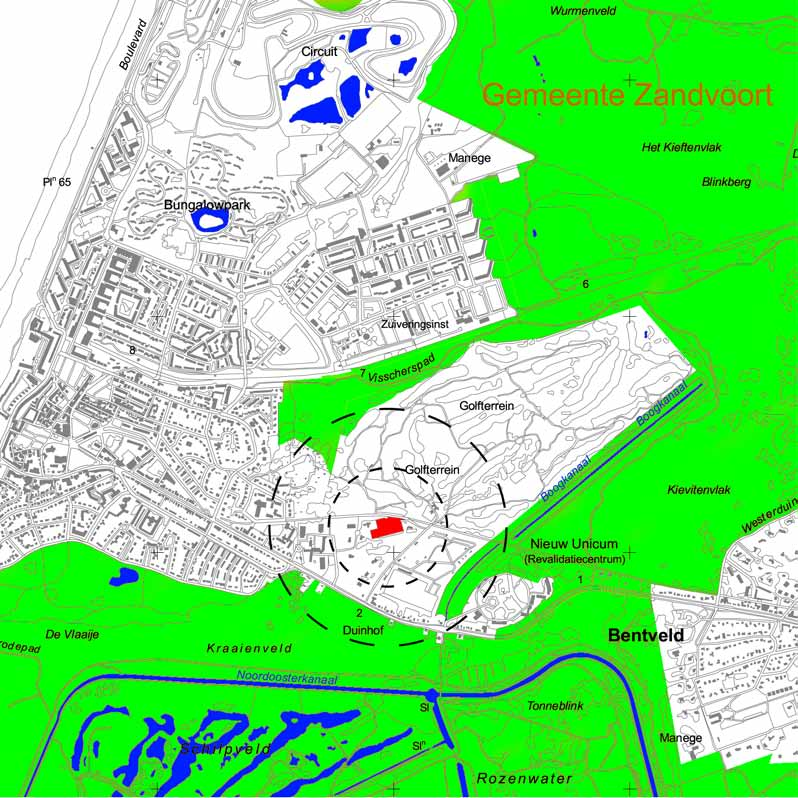 De ligging van de tennisbanen (rood) ten opzichte van het Natura 2000 gebied Zuid-Kennemerland (groen). In blauw is het water binnen en buiten het Natura 2000 gebied aangegeven.