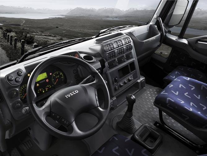 Uitzonderlijk, ook als het om comfort gaat De Trakker combineert het hoge comfortniveau dat typerend is voor Iveco s nieuwste trucks voor het wegtransport met specifieke details en materialen voor