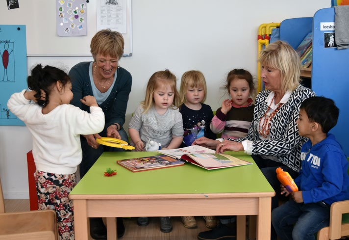 Kinderen spelenderwijs voorbereiden op de basisschool. Dat doet Louise Schreuders, leidster van peuterspeelzaal Noorderbreedte, onder andere met de methode Puk en Ko.
