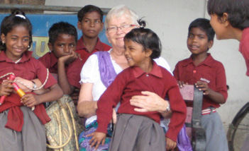 Baartmans, is een van onze trouwste donateurs - maar veel belangrijker: van 1997 tot 2005 heeft zij ieder jaar vier maanden Engelse les gegeven op de Shanti Ashram, het centrum voor scholing, sport
