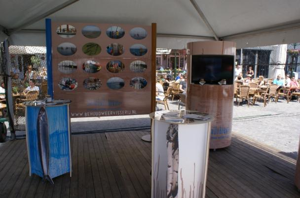 Promotie, evenementen, pr In 2015 is de media aandacht voor de weervisserij sterk toegenomen door projecten als de Verhalenkamer, de Expositie, het Boek en het Symposium.