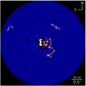 Nederlandse samenvatting 161 Figuur B: Afbeeldingen van twee direct waargenomen exoplaneten. Links: Fomalhaut b (Kalas et al. 2008). Rechts: HR8799 b,c,d en e (Marois et al. 2008, Marois et al. 2010).