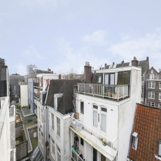 Property Description Charmant en zeer praktisch ingedeeld appartement (gestoffeerd) met zonnig dakterras gelegen in hartje centrum van Amsterdam!