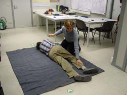 Aangepaste CPR-technieken Stabiele zijlig: Deze houding dient om het slachtoffer stabiel en comfortabel te laten rusten, en hierbij zeker te zijn dat de luchtwegen open blijven (hoofd in