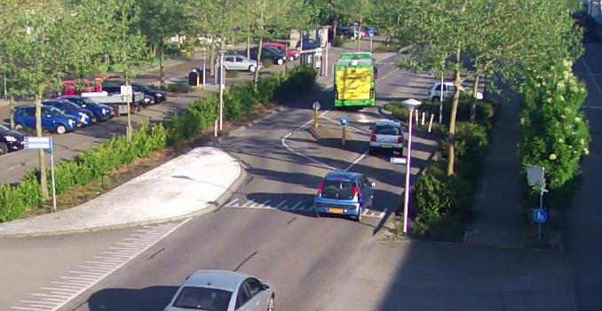 Bijlage 3 Gedrag van verkeersdeelnemers Kruispunt Rijndijk Groenestein Keren op de weg Ter hoogte van het kruispunt wordt regelmatig gekeerd door motorvoertuigen (zie afbeelding 11 en 12).