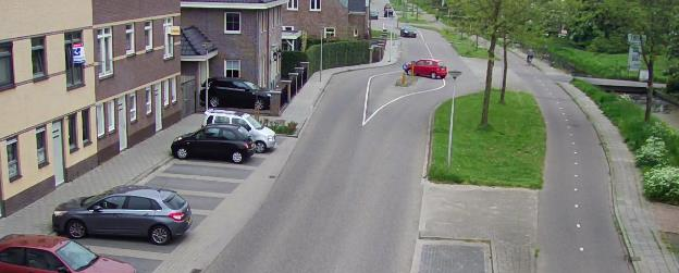 Wegvak ter hoogte van huisnummer 79 Keren op de weg Af en toe wordt ter hoogte van de asverspringing gekeerd door motorvoertuigen (zie nevenstaande afbeelding).