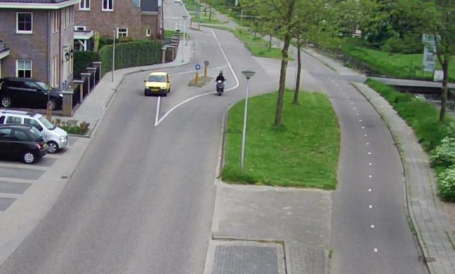 Bromfietsers op fietspad Bromfietsers horen gebruik te maken van de rijbaan van de Rijndijk. Toch rijden veel bromfietsers op het fietspad.