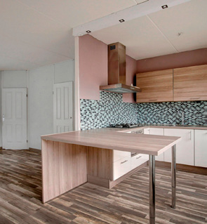 keuken Entree, hal met toilet en meterkast. Ruime woonkamer met bergkasten. De woonkamer staat in open verbinding met een moderne keuken.