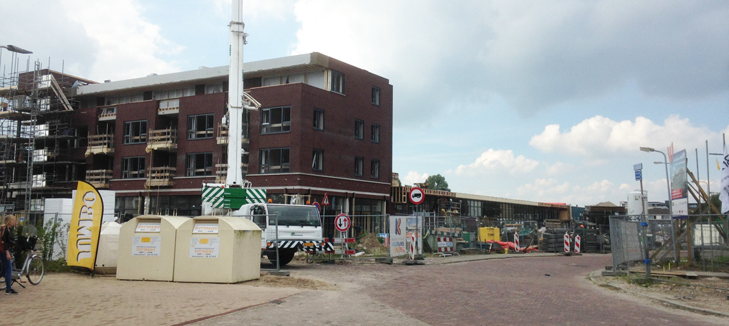 Openbaar gebied Winkelcentrum Koedijkslanden Wij streven ernaar om bij de oplevering van de woningen en winkels ook de bestrating rondom de nieuwbouw en het plein gereed te hebben.