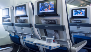 De nieuwe Economy Class van KLM De nieuwe Economy Class cabine is uitgerust met: Nieuwe Economy Class stoelen: Zijn de lichtste in hun soort en daardoor beter voor het milieu Goede nekondersteuning