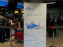 Family check-in Tijdens vakantieperioden: Bluey family check-in Restyled KLM Junior Jet Lounge op Amsterdam Schiphol Airport voor alleenreizende kinderen Nieuw ontworpen speelset voor