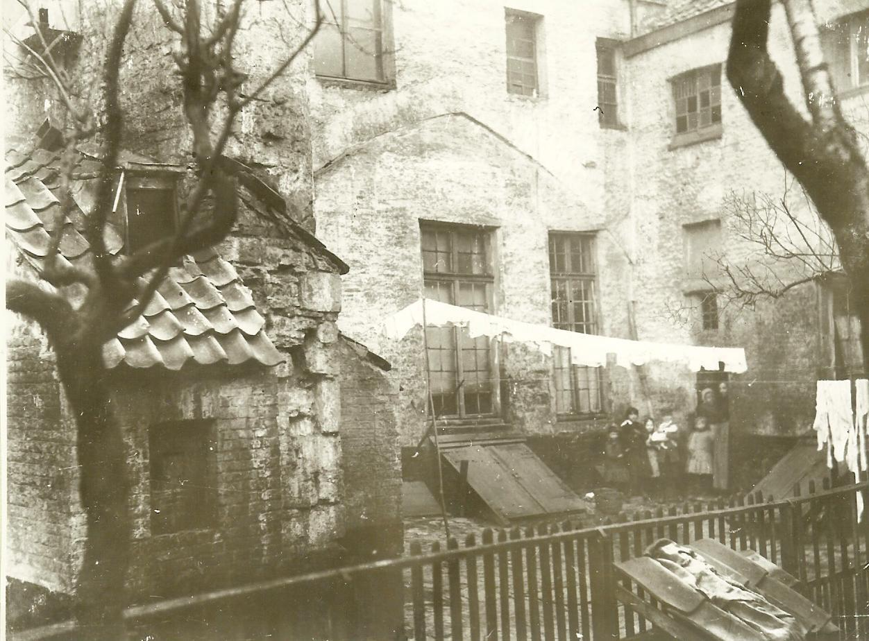 Gravensteen was 1881 nog bewoond en waren er nog een 5 tal kleine fabriekjes in gevestigd Een politie verslag uit 16 juni 1867 melde men dat er 45 huisgezinnen waren.