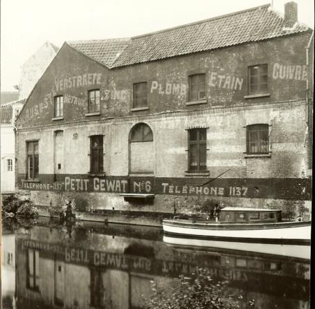 Zicht op de achterkant van het Gewad in 1974 vanaf het Gravensteen