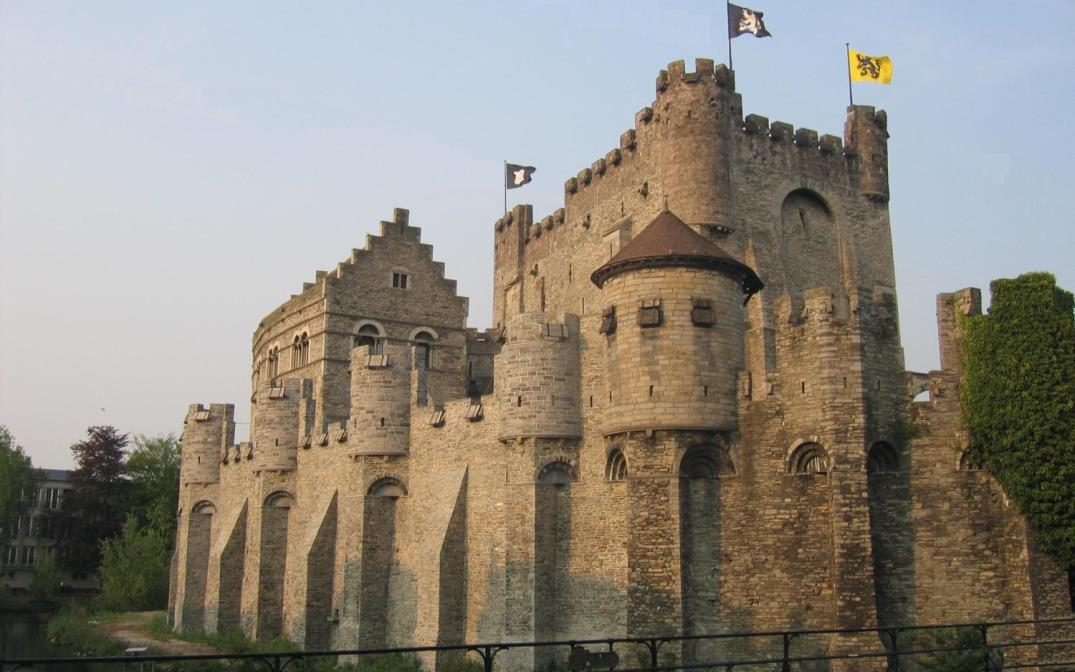 De graven van Vlaanderen hebben nooit permanent in het Gravensteen gewoond.