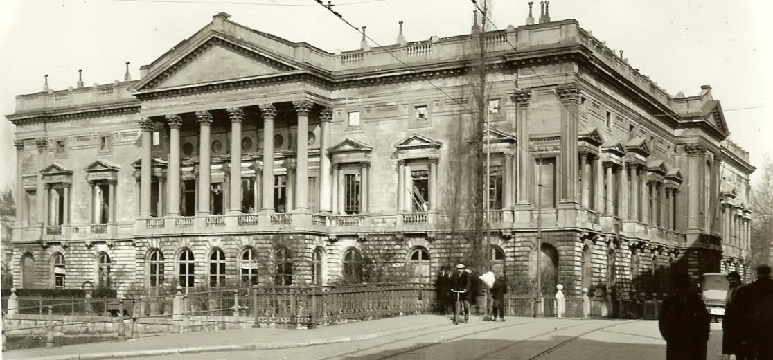 Voor en na de brand van het justitiepaleis in 1926. Alleen de buitenmuren zijn blijven staan. Gans het dak was ook door de brand vernield.