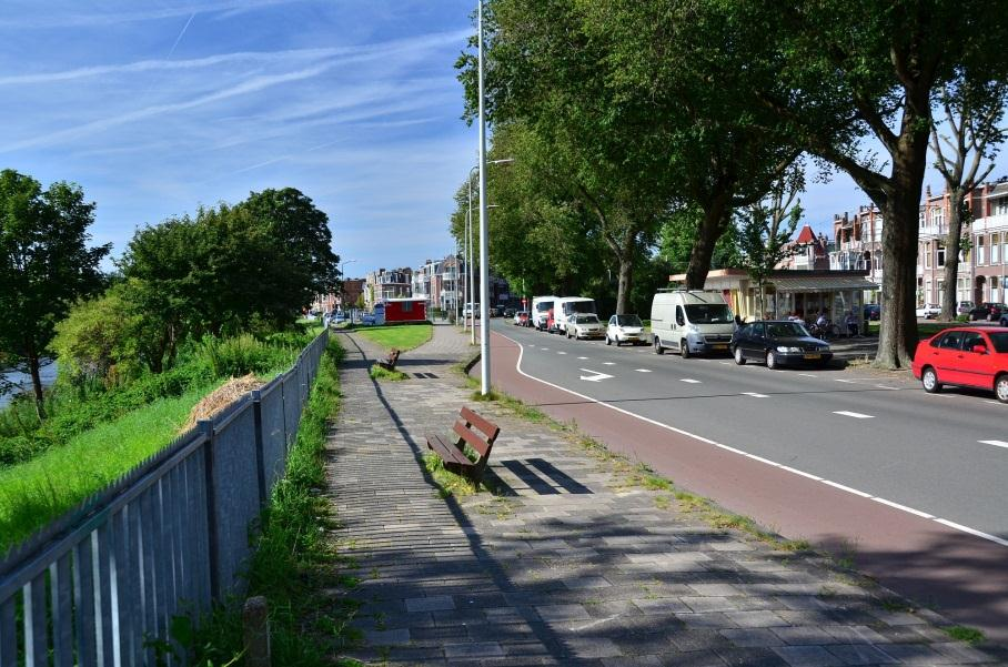 Figuur 21 en22 fietsers steken schuin over om vervolgens tegen de rijrichting in op het fietspad langs de kade te fietsen.