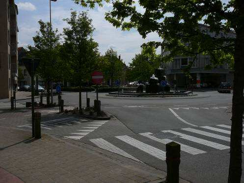 42. Koninginnelaan -: gemiste kans om een aparte fietsstrook te maken voor fietsers. Deze weg wordt immers ook door autobussen gebruikt.