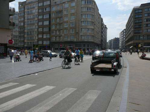 30. Albert I Promenade -: geen fietspad, noch fietssuggestiestrook 31. Van Iseghemlaan +: fietssuggestiestrook -: klinkers worden door zwaar (bus)verkeer beschadigd 32.