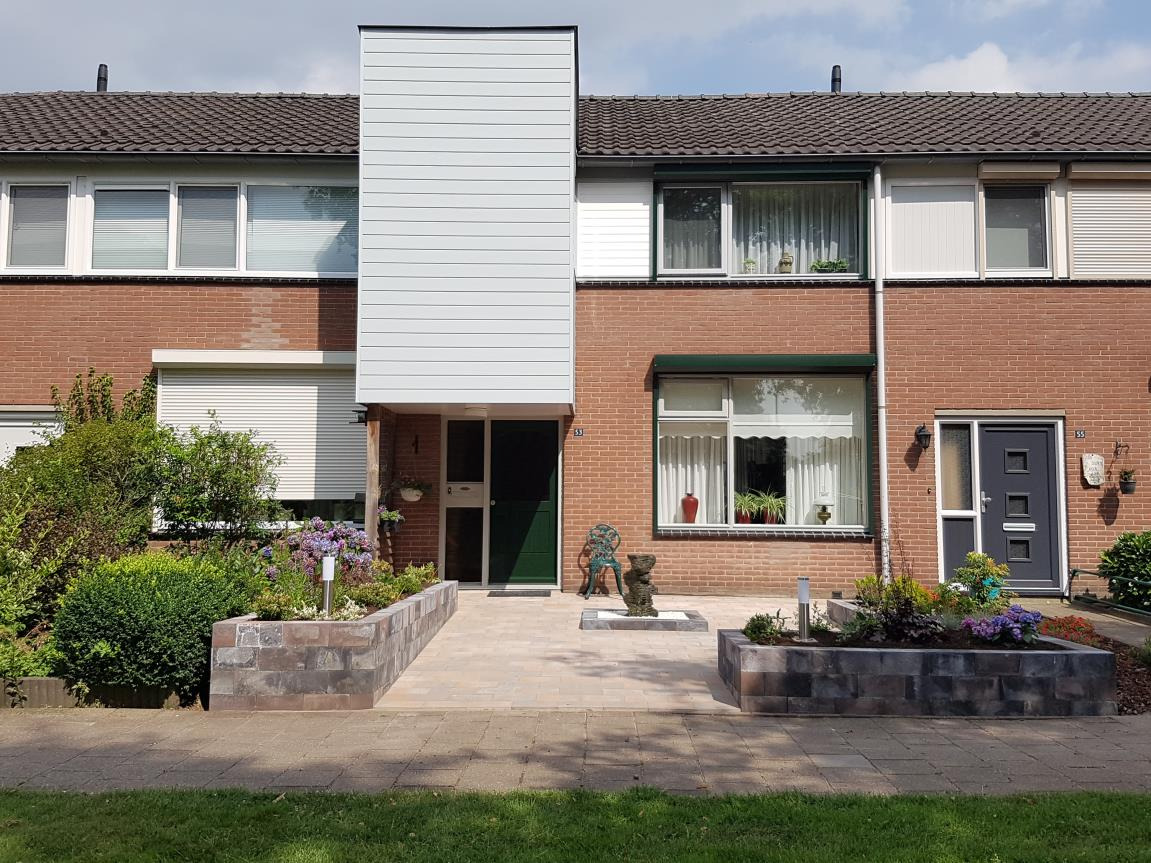 EIKENLAAN 53 TE EIBERGEN Gelegen op een mooie locatie met aan de voorzijde ruim uitzicht over plantsoen en het buitengebied binnen handbereik, keurige eengezinswoning, type tussenwoning met daarbij