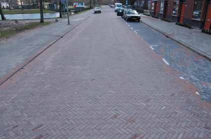 Hoograven, tussen Rubenslaan en Kromme Rijn en het erven-deel van Rijnsweerd: gebakken materiaal (dikformaat) in rijwegen en erven