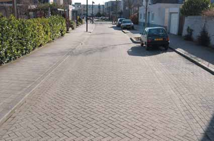 Lunetten, IBB en Voordorp; betonstraatstenen (antraciet, lichtgrijs of bruinrood) in