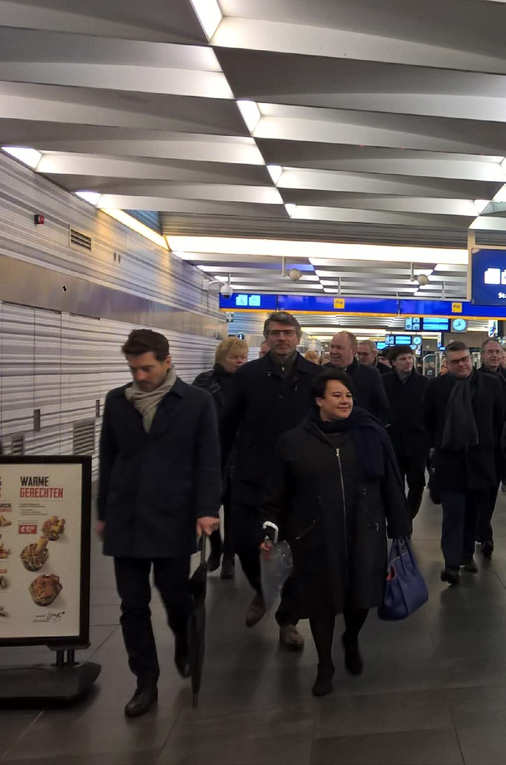 Staatssecretaris Dijksma op bezoek Staatssecretaris Sharon Dijksma kwam maandag 30 januari poolshoogte nemen op station Zwolle, het grootste spoorknooppunt van Noordoost-Nederland.