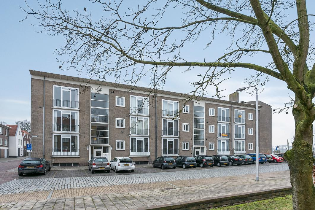 ten Hag groep heeft vestigingen in: Enschede Almelo Deventer Doetinchem Hengelo (O) Zutphen Zwolle TE KOOP kantoor Zutphen makelaars / adviseurs o.g. mevr. M. Plagman W.B.F. Rijsemus M.L.J.