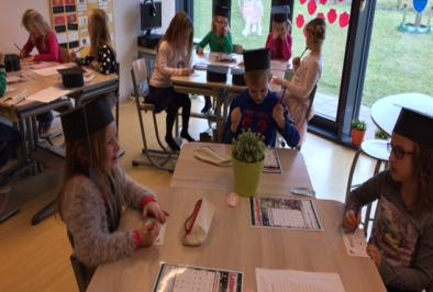 Letterfeest! Dinsdagochtend was het dan eindelijk zover voor groep 3: Het letterfeest!. De hele ochtend stond in het teken van verschillende leesactiviteiten en leesspelletjes.