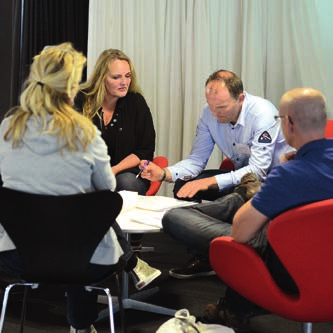 SESSIE 1 EN 2 Maak voor het middagprogramma een keuze uit de volgende 3 sessies: 13:15 UUR SESSIE 1 Uitdagingen voor de zorgprofessionals Als zorgprofessional is de zorg voor de gerontopsychiatrische