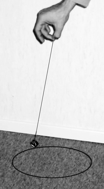 Opgave 6 Kegelslinger Fermi onderzoekt de cirkelbeweging van een figuur 16 kegelslinger. Daarvoor laat hij met de hand een voorwerp aan een touw vlak boven de vloer ronddraaien.