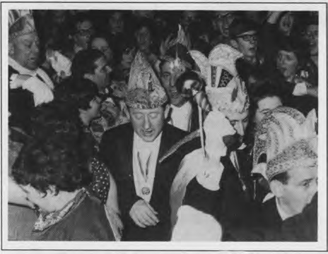 1966: Raad van Elf, Tamboer-Maitre, Zandhaas jes en het echtpaar Molenaar Tijdens de Franse Bezetting van 1796 tot 1814 begon heel voorzichtig in het Duitse Rijnland carnaval weer tot leven te komen.