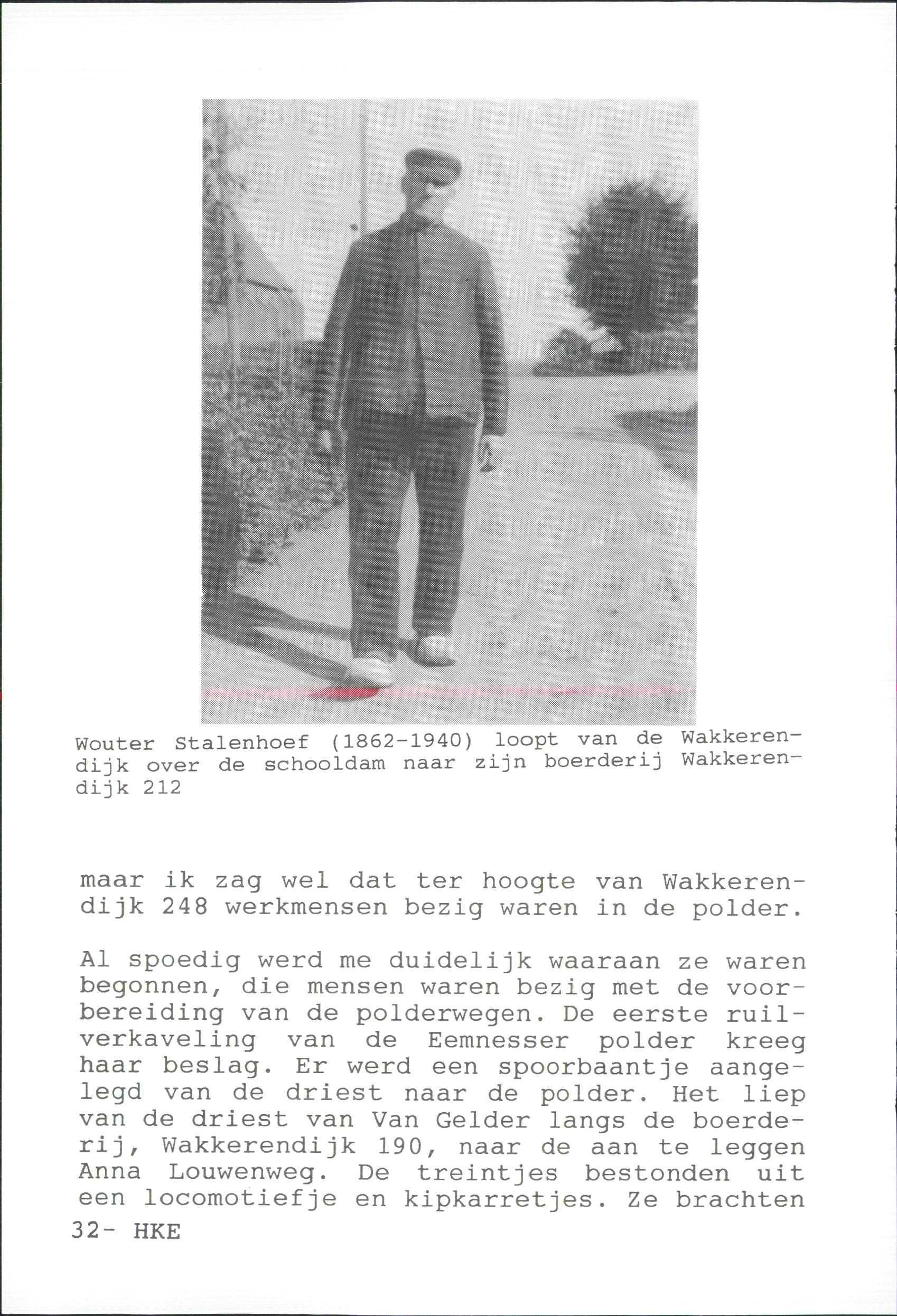 Wouter Stalenhoef (1862-1940) loopt van de Wakkerendijk over de schooldam naar zijn boerderij Wakkerendijk 212 maar ik zag wel dat ter hoogte van Wakkerendijk 248 werkmensen bezig waren in de polder.