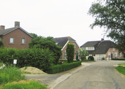 2. Ruimtelijke analyse Kerkwijk is, door de hogere ligging, ontstaan op de stroomrug van de Bruchemse stroom. Deze oude Rijktak liep van Rossem via Bruchem, Kerkwijk en Delwijnen naar Aalst.