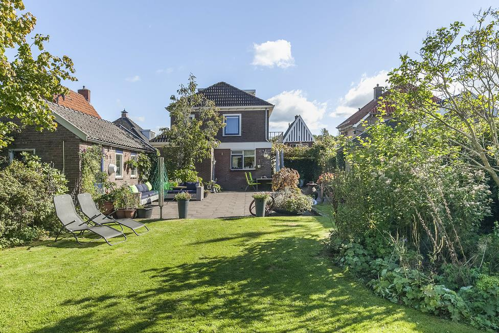 OMSCHRIJVING Op mooie stand aan de Pelikaanstraat gelegen vrijstaand woonhuis met nieuwe keuken, garage en een prachtige grote tuin. Vlakbij het NS station en stadscentrum en op korte afstand van o.a. winkelcentrum Vredeveld en het Amelterbos.