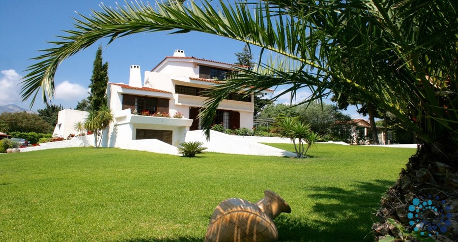 Villa Flora Villa Flora is gelegen in de regio Nea Makri aan de oostkust van de Atheense RiviÃ ra. De villa is gelegen op een perceel van 2100 m2, 80 meter van het strand. 5 11 2800.