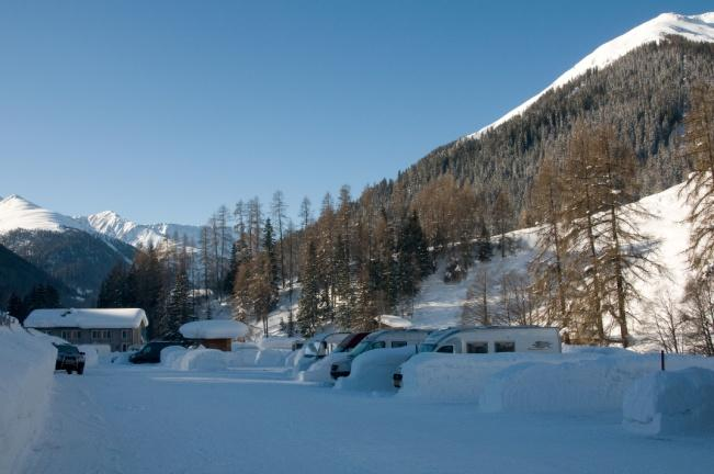 Zaterdag 18 februari 512 km Het ziet er nog steeds prachtig uit. We rijden via Davos, Basel en Thann naar Metz waar we op de halfvolle camperplek overnachten.