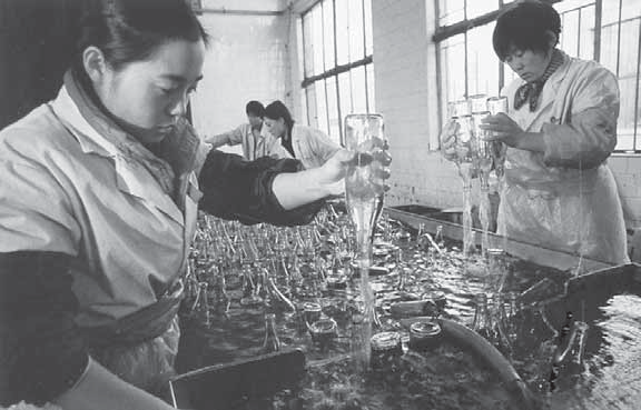bron 22 Een brouwerij in Binzhou, China 1p 33 De industrie verspilt eveneens veel water, zoals blijkt uit bron 21 en bron 22.