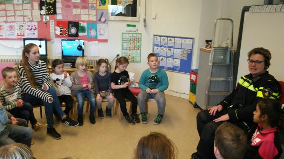 Onze bakkers van groep 1-2 Onze bouwvakkers in groep 1-2 hebben een flat gebouwd. Afgelopen dinsdag kwam de politie bij ons op bezoek.