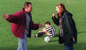 Ook kinderen van ouders die te beschermend zijn, kunnen hun interesse in sport verliezen en er uiteindelijk de brui aan geven 18.