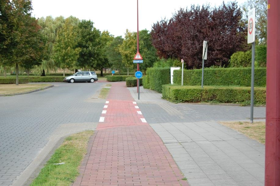CP13 + regulerend VOGELZANGDREEF - NACHTEGALENLAAN Kruispunt met voorrang van rechts, MAAR : De lln rijden op een fietspad en behouden hierdoor voorrang op de bestuurders die van rechts